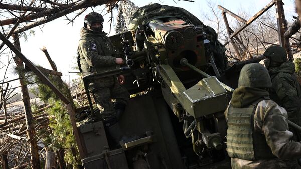 Военнослужащие ВС России заряжают самоходную пушку 2С5 Гиацинт-С для боевой работы по позициям ВСУ. Архивное фото