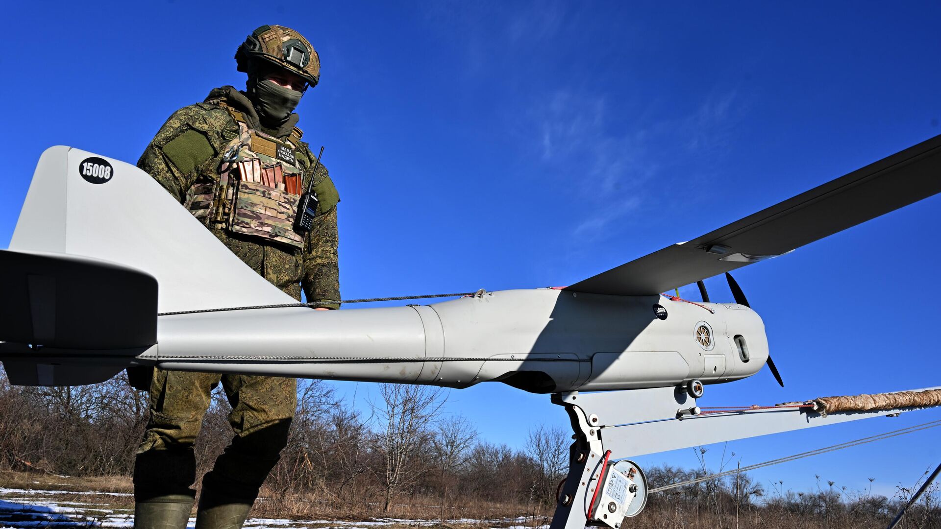 Оператор БПЛА готовит беспилотный летательный аппарат (БПЛА) Орлан-10 к вылету в зоне проведения СВО - РИА Новости, 1920, 09.10.2024