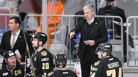 Леонид Тамбиев и хоккеисты Адмирала Леонид Тамбиев и хоккеисты Адмирала