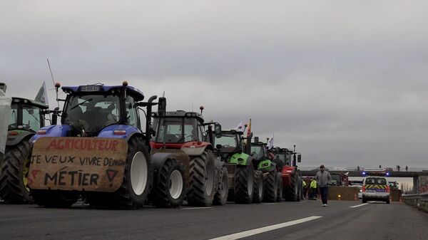 Французские фермеры блокируют трассы в пригородах Парижа