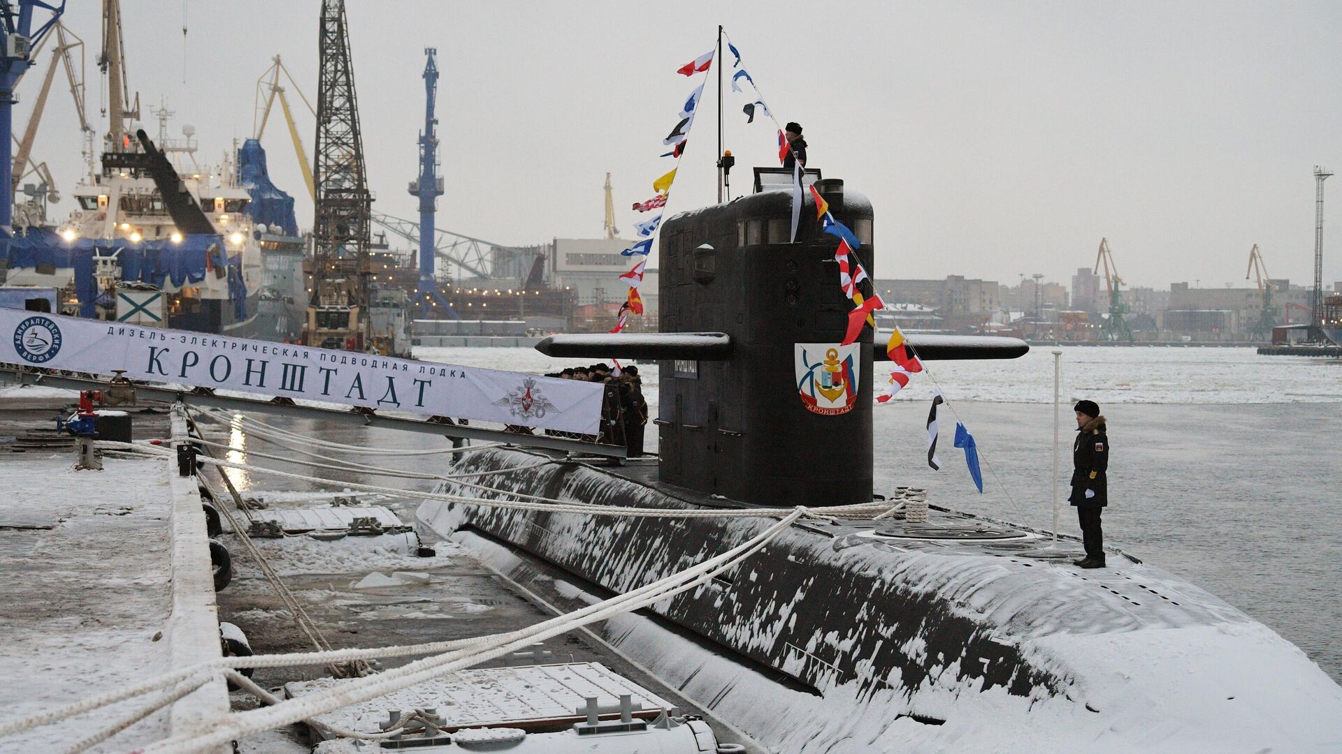 Военнослужащие перед началом торжественной церемонии поднятия Военно-морского флага РФ на подводной лодке проекта 677 Кронштадт на судостроительном заводе Адмиралтейские верфи в Санкт-Петербурге - РИА Новости, 1920, 19.03.2024