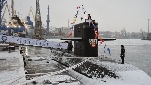 Военнослужащие перед началом торжественной церемонии поднятия Военно-морского флага РФ на подводной лодке проекта 677 Кронштадт на судостроительном заводе Адмиралтейские верфи в Санкт-Петербурге