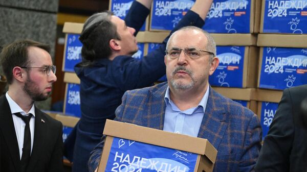 Кандидат от партии Гражданская инициатива Борис Надеждин во время сдачи подписей в ЦИК