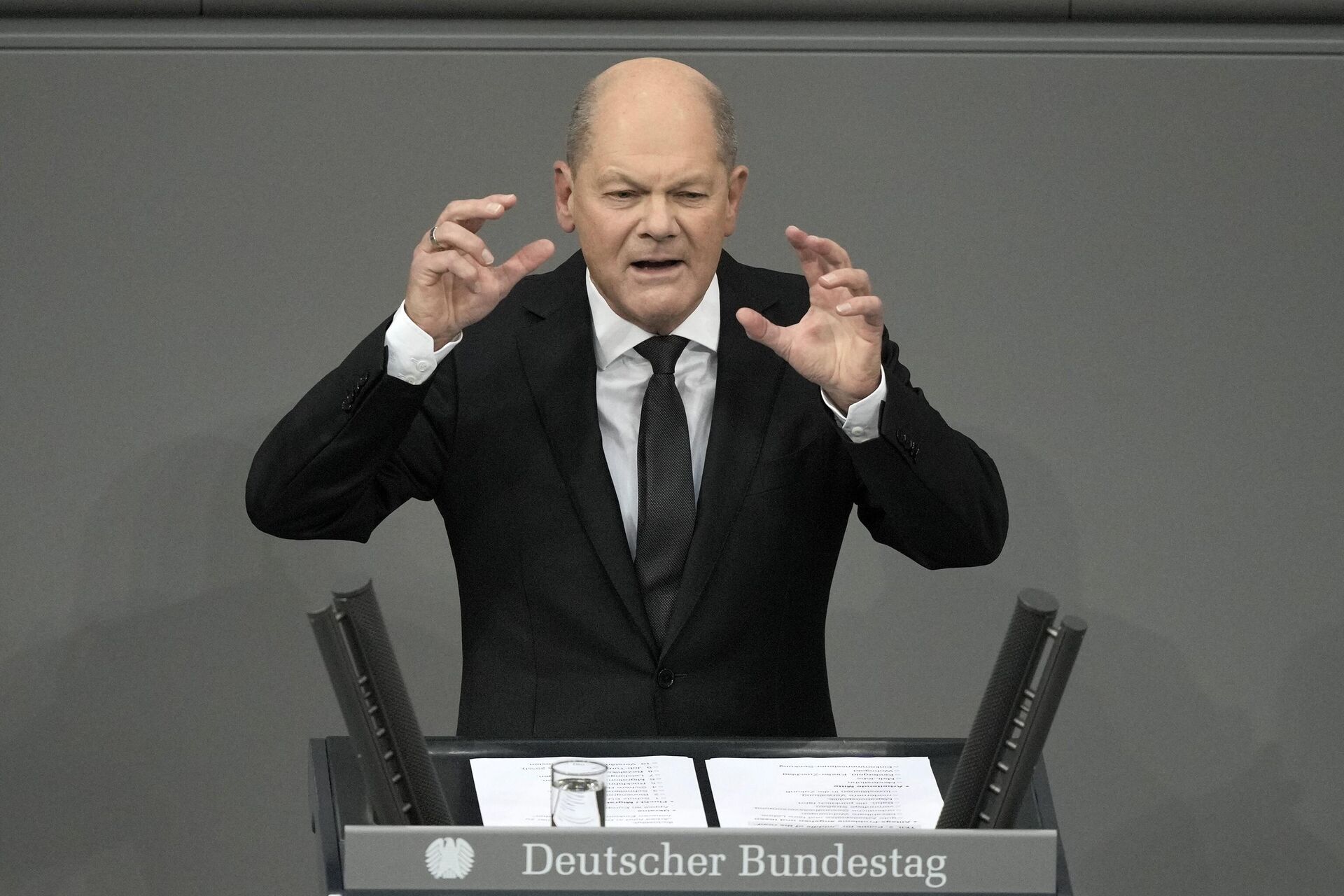 Канцлер Германии Олаф Шольц во время выступления на дебатах в бундестаге, посвященным принятию бюджета на 2024 год - РИА Новости, 1920, 01.02.2024