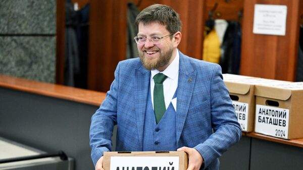 Кандидат в президенты Анатолий Баташев сдает подписные листы в свою поддержку для регистрации на президентских выборах 2024 года в ЦИК