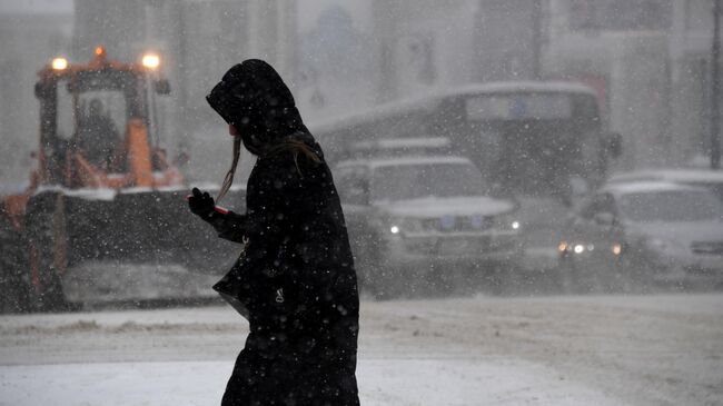 Женщина на улице во время метели