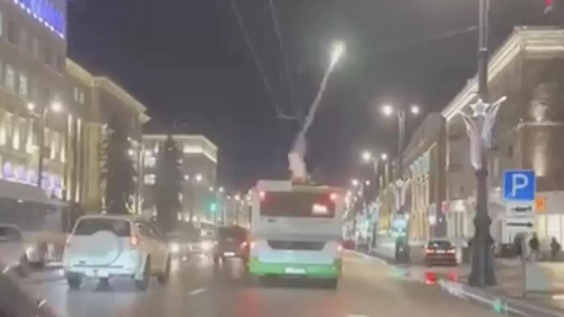 Двое молодых людей запускают фейерверки с крыши автобуса в Воронеже Двое молодых людей запускают фейерверки с крыши автобуса в Воронеже - РИА Новости, 1920, 31.01.2024