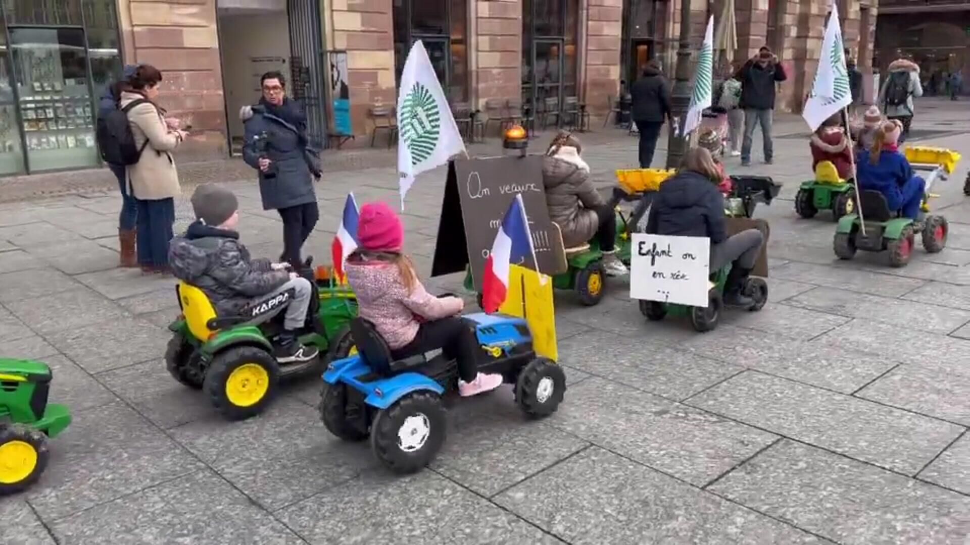 Дети протестующих фермеров на мини-тракторах в центре французского Страсбурга - РИА Новости, 1920, 31.01.2024