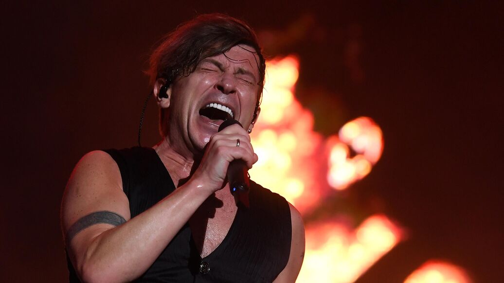 © РИА Новости / Екатерина ЧесноковаПерейти в медиабанк<br>Солист рок-группы 