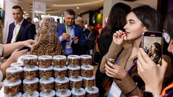 Дегустация сверчков, жаренных во фритюре, на российской продовольственной выставке