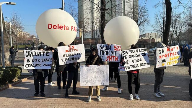 Сторонники оппозиционной партии Возрождение у здания парламента Молдавии