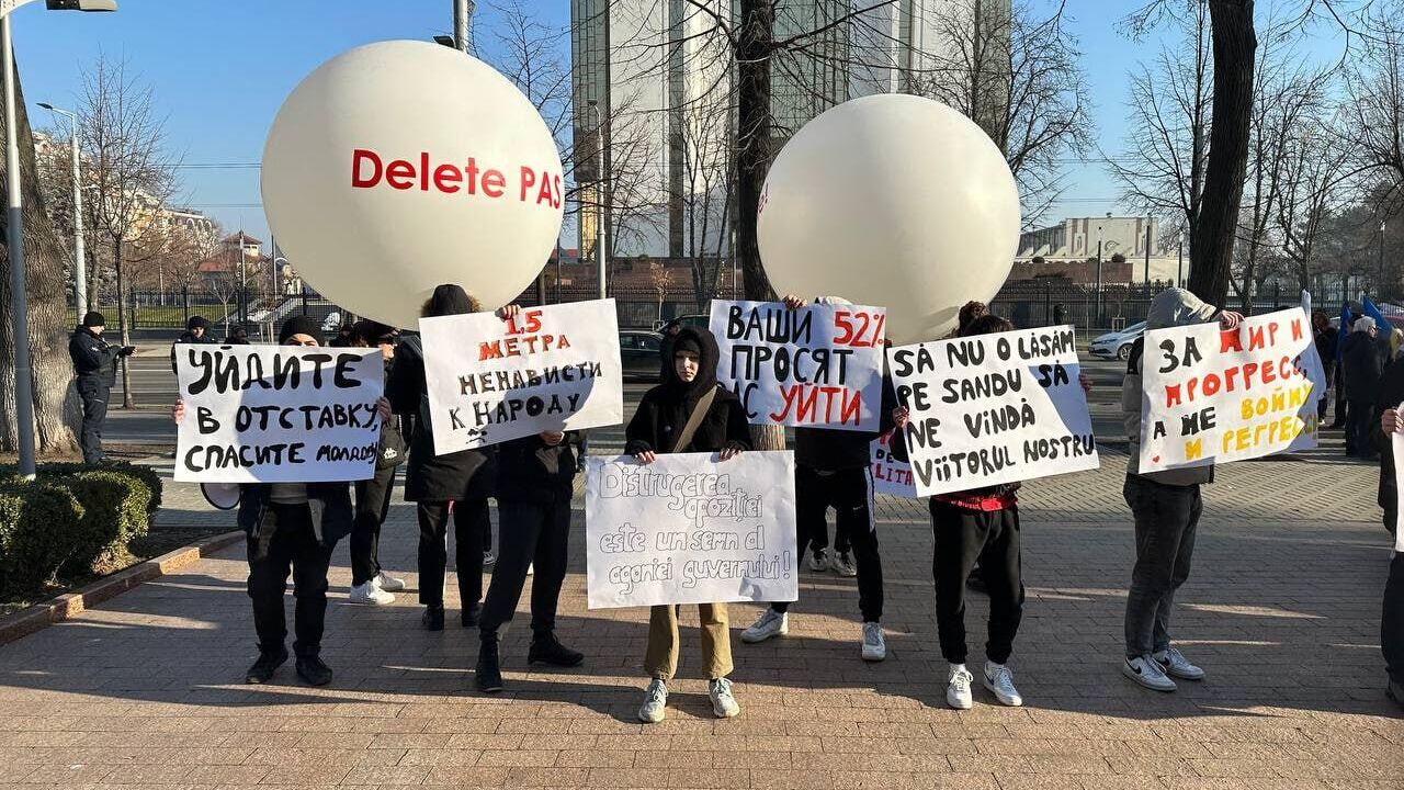 Сторонники оппозиционной партии Возрождение у здания парламента Молдавии - РИА Новости, 1920, 01.02.2024