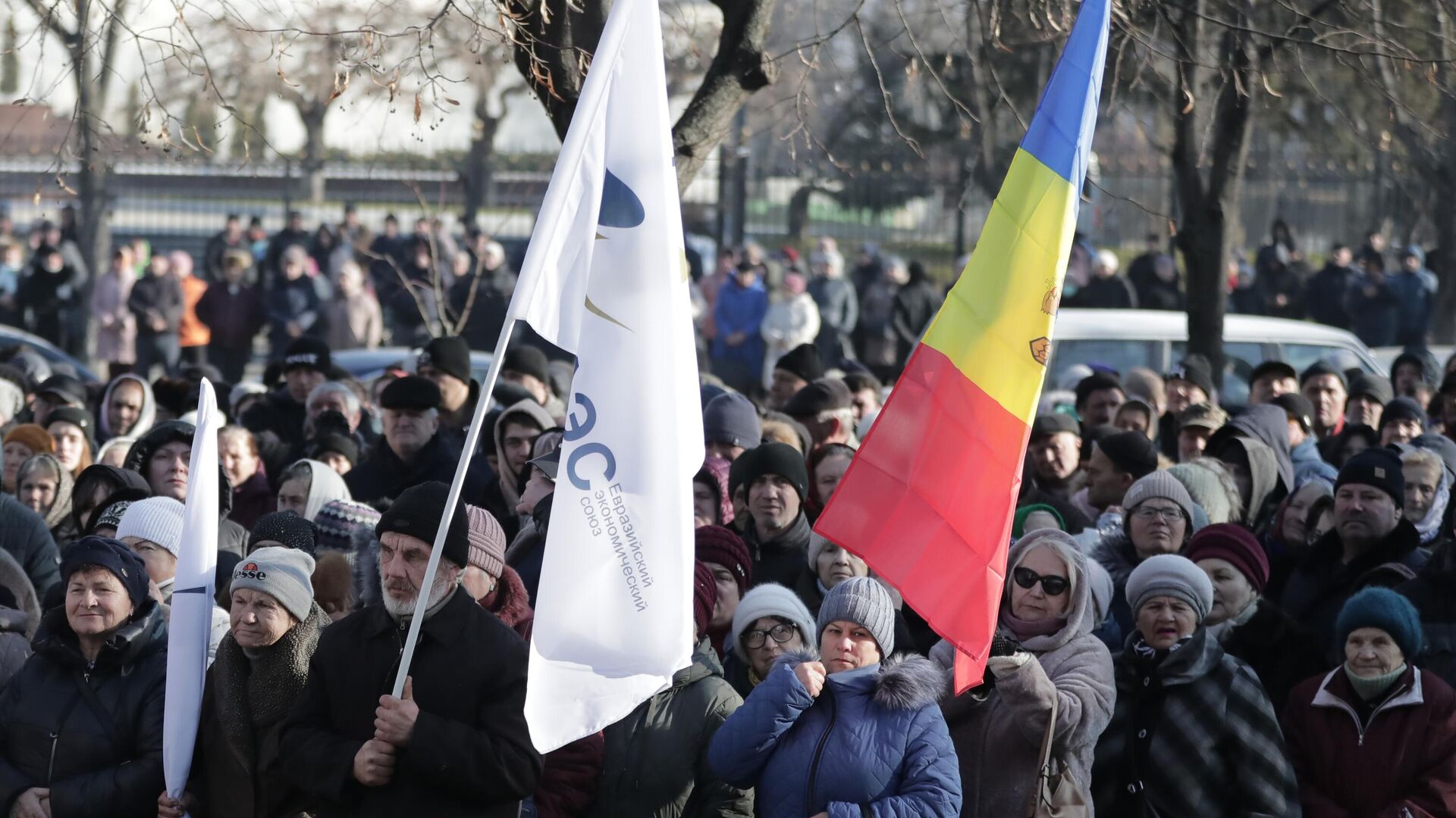 Сторонники молдавской оппозиционной партии Возрождение проводят протестный митинг у здания парламента в Кишиневе - РИА Новости, 1920, 15.10.2024