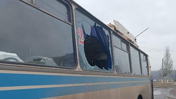 Поврежденный в результате обстрела ВСУ автобус в Горловке Донецкой области