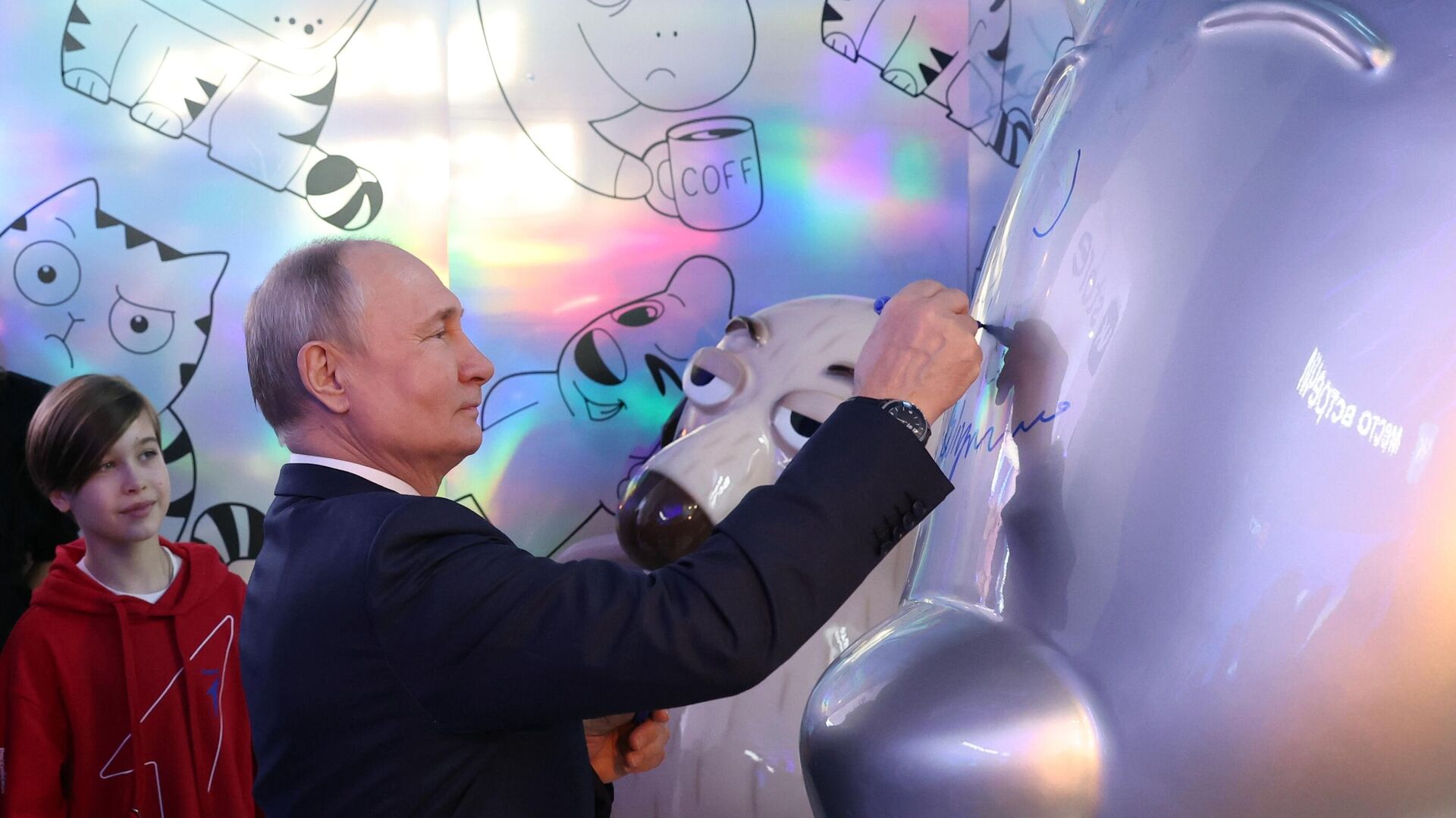 Робот-рука нарисовал портрет Путина на выставке-форуме 