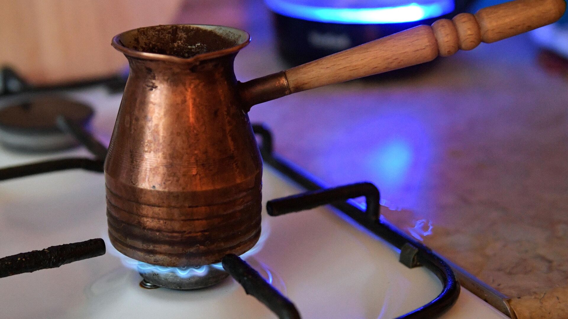 Приготовление кофе в турке на газовой плите - РИА Новости, 1920, 05.02.2024