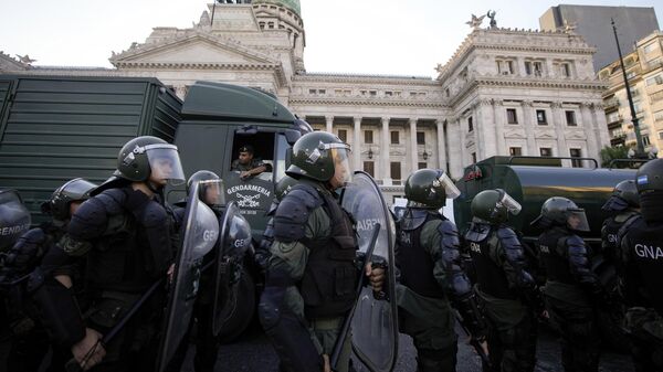 Полиция возле здания конгресса Аргентины во время антиправительственного протеста. 2 февраля 2024