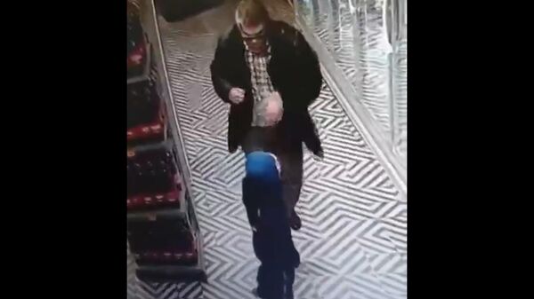 Мужчина ударил ребенка в магазине. Видео с камеры наблюдения 