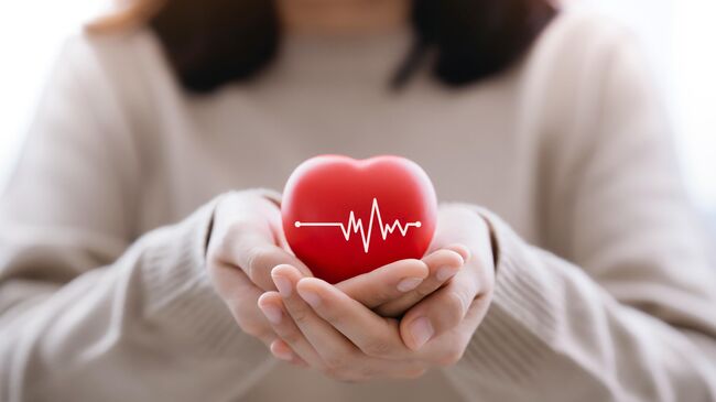 Женщина с сердцем в руках 
