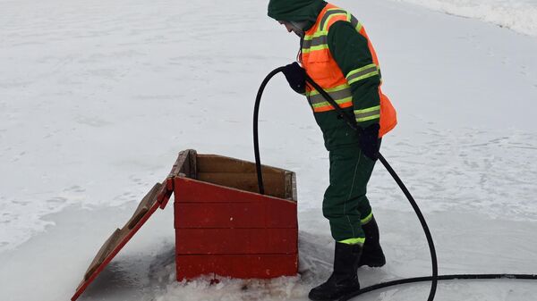 Работник ГУП Мосводосток проводит аэрацию водоема на Чистых прудах