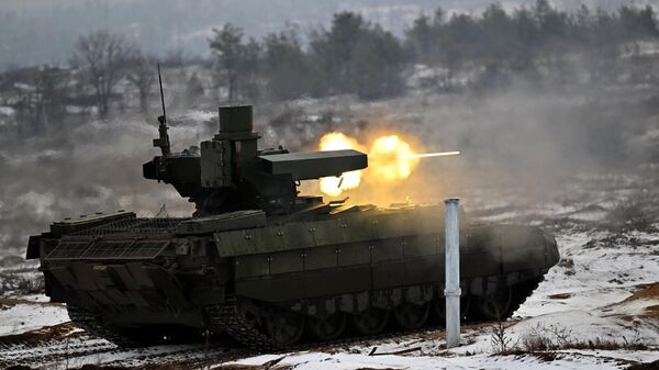 Боевая машина поддержки танков БМПТ Терминатор ведет учебный огонь в зоне специальной военной операции