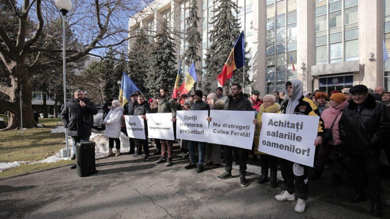 Протест депутатов и сторонников Блока коммунистов и социалистов перед зданием правительства Молдовы. 2 февраля 2024 - РИА Новости, 1920, 02.02.2024