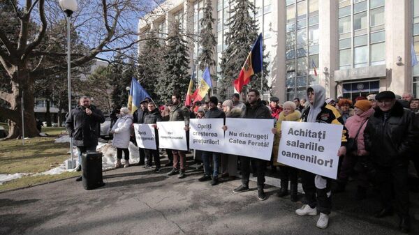 Протест депутатов и сторонников Блока коммунистов и социалистов перед зданием правительства Молдовы