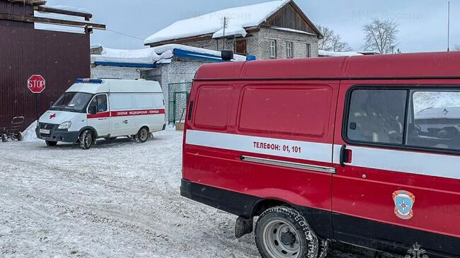 Сотрудники МЧС на месте пожара в городе Соликамск