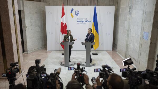 Министр иностранных дел Канады Мелани Жоли время пресс-конференции с министром иностранных дел Украины Дмитрием Кулебой в Киеве
