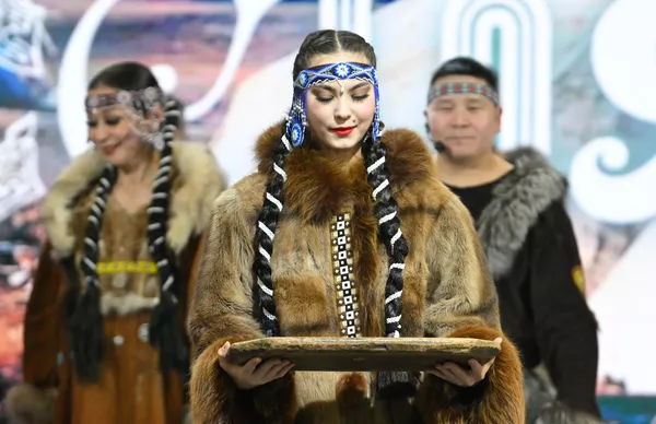 国際展示会とフォーラム・ロシアで開催されたチュクチ族の民族的伝統、習慣、儀式の要素を取り入れた様式化されたチュクチ族の結婚式