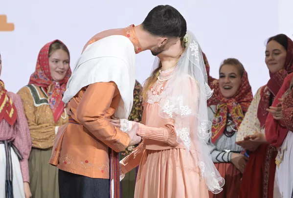 ロシア国際展示場とフォーラムでのトゥカリンの結婚式
