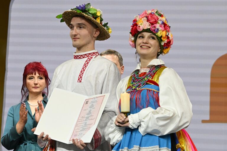 Обряд бракосочетания Олега Лазарева и Марии Старковой в народных традициях Курской губернии на Международной выставке-форуме Россия Обряд бракосочетания Олега Лазарева и Марии Старковой в народных традициях Курской губернии на Международной выставке-форуме Россия