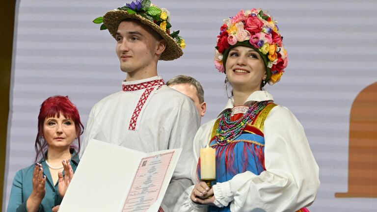 Обряд бракосочетания Олега Лазарева и Марии Старковой в народных традициях Курской губернии на Международной выставке-форуме Россия Обряд бракосочетания Олега Лазарева и Марии Старковой в народных традициях Курской губернии на Международной выставке-форуме Россия