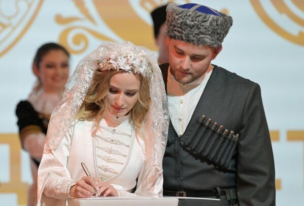 Наталия и Виктор Кульневы проводят свадебную церемонию в традициях терских казаков в День Региона - Ставропольского края на Международной выставке-форуме Россия