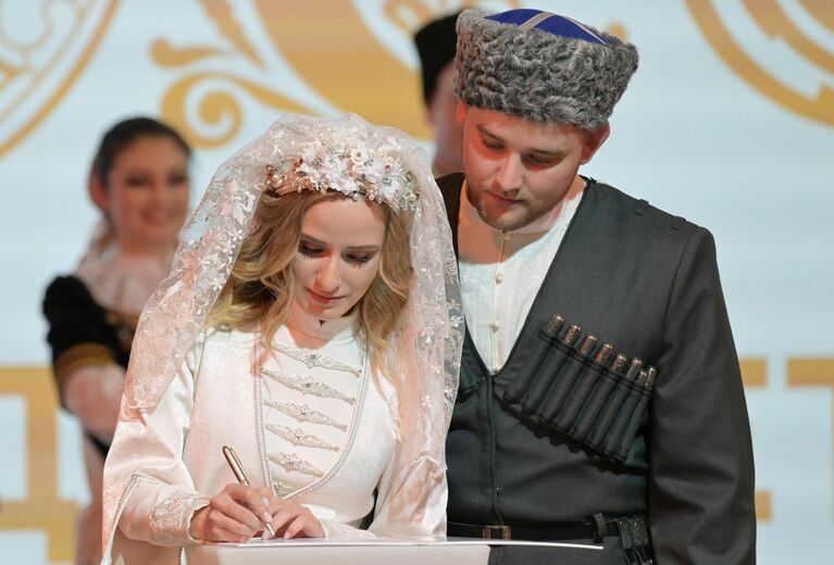 Наталия и Виктор Кульневы проводят свадебную церемонию в традициях терских казаков в День Региона - Ставропольского края на Международной выставке-форуме Россия Наталия и Виктор Кульневы проводят свадебную церемонию в традициях терских казаков в День Региона - Ставропольского края на Международной выставке-форуме Россия