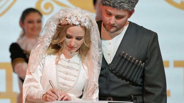 Наталия и Виктор Кульневы проводят свадебную церемонию в традициях терских казаков в День Региона - Ставропольского края на Международной выставке-форуме Россия