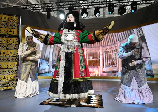 ロシア国際展示場およびフォーラムでのヤクートの民族的伝統の要素を取り入れた結婚式
