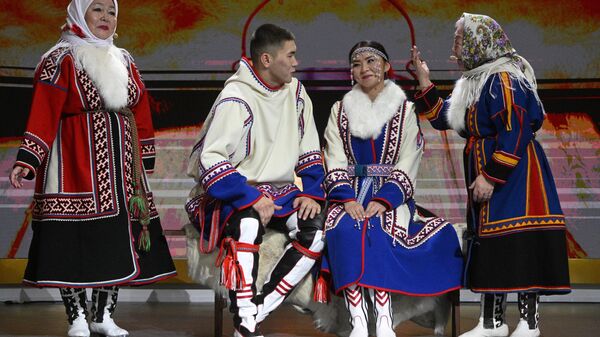 Александр Худи и Илона Окотэтто проводят свадебную церемонию по традициям Ямало-Ненецкого автономного округа в День региона на Международной выставке-форуме Россия