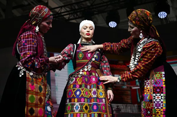ロシア国際展示場およびフォーラムでのウドムルト共和国の伝統に基づく結婚式