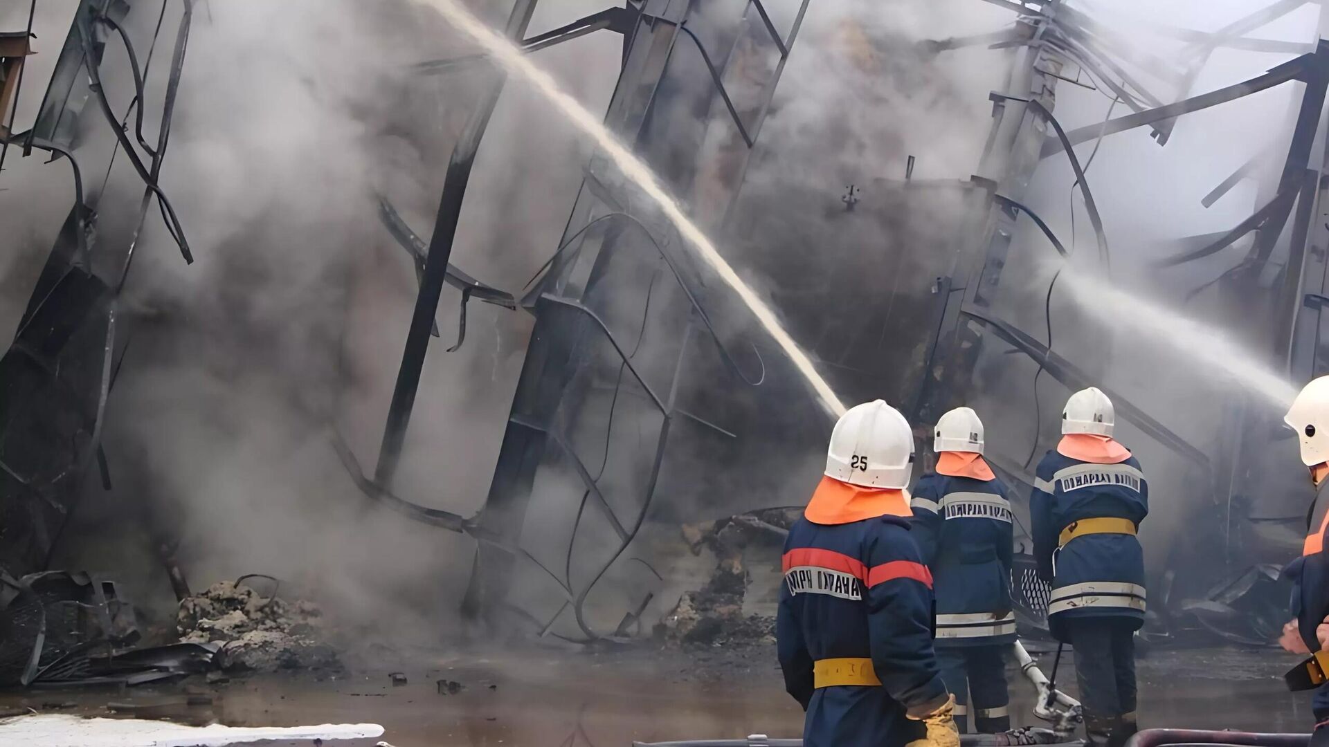 Место пожара на нефтеперерабатывающем заводе в Волгограде - РИА Новости, 1920, 03.02.2024