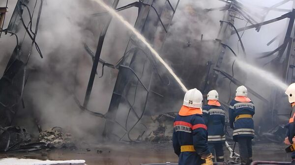 Место пожара на нефтеперерабатывающем заводе в Волгограде