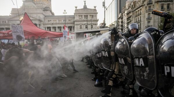 Полиция применяет газ против протестующих у конгресса Аргентины. 2 февраля 2024