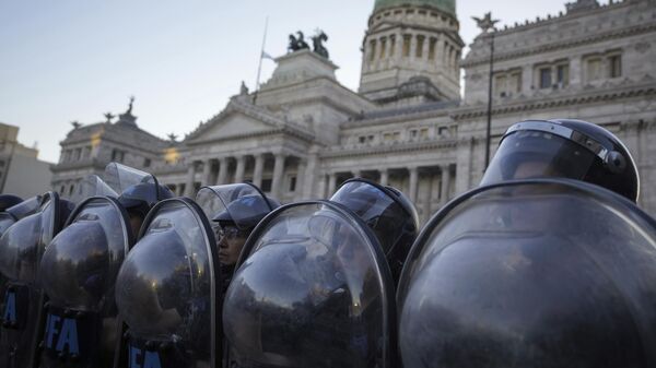 Полиция во время протеста у здания конгресса Аргентины. 3 февраля 2024