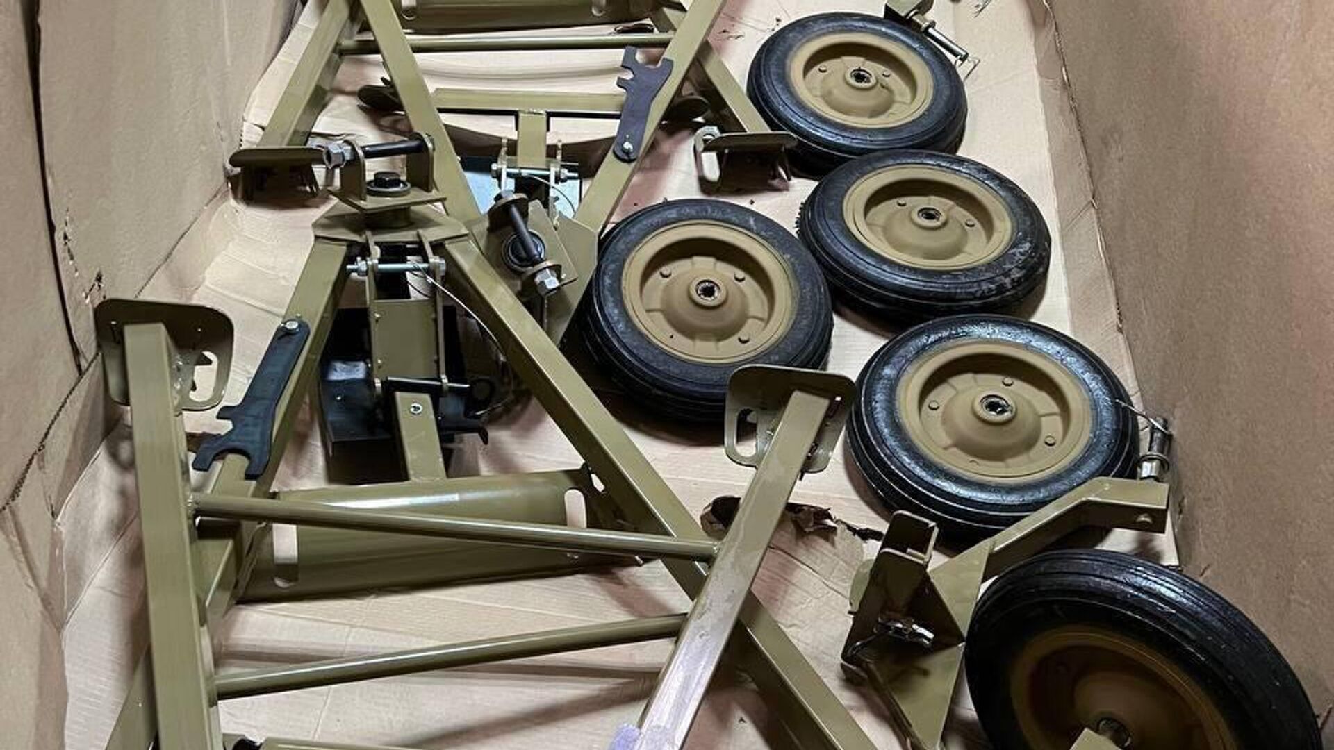 Станки и колеса для пулемета ДШК, переданные уральскими волонтерами в зону СВО Станки и колеса для пулемета ДШК, переданные уральскими волонтерами в зону СВО - РИА Новости, 1920, 03.02.2024