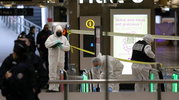 Сотрудники судебно-медицинской экспертизы на месте нападения с ножом на железнодорожном вокзале Парижа Гар-де-Лион