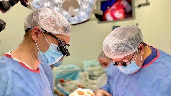 Академик РАН Юрий Белов вместе с командой хирургов Костромской области провел первую в истории здравоохранения региона операцию на открытом сердце