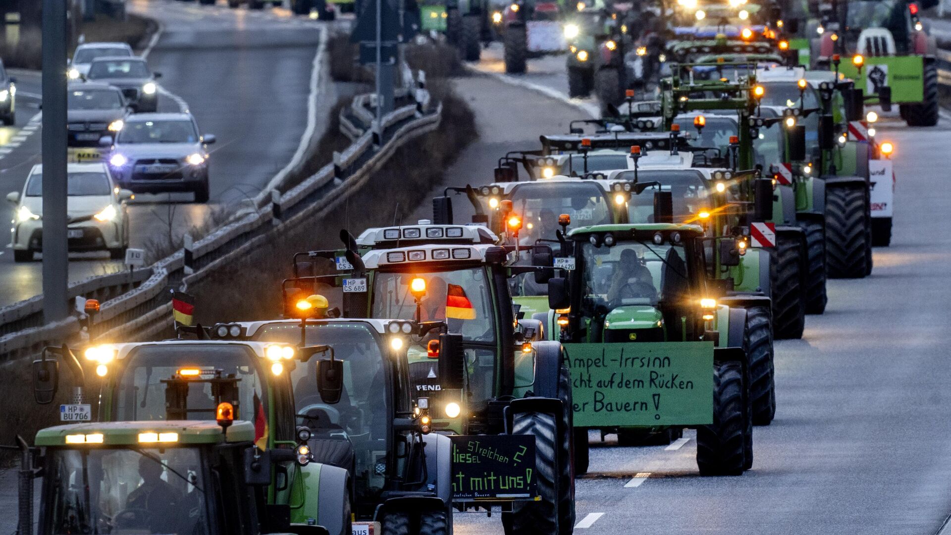 Фермеры едут по направлению к аэропорту Франкфурта в Германии - РИА Новости, 1920, 06.02.2024