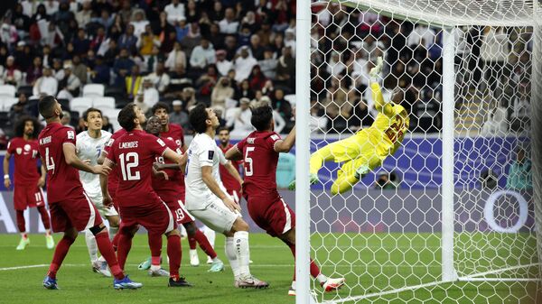 Игровой эпизод матча между сборными Катара и Узбекистана