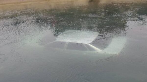 Автомобиль с детьми упал в канал в поселке Семендер, Махачкала