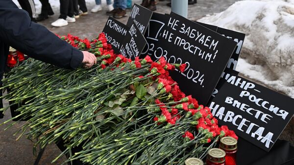 Возложение цветов в память погибших при обстреле Лисичанска на площади ЛНР в Москве 